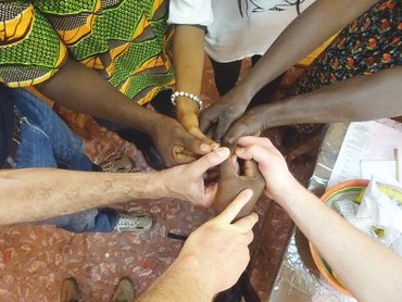 Auf dem Bild geben sich mehrere Personen die Hand.